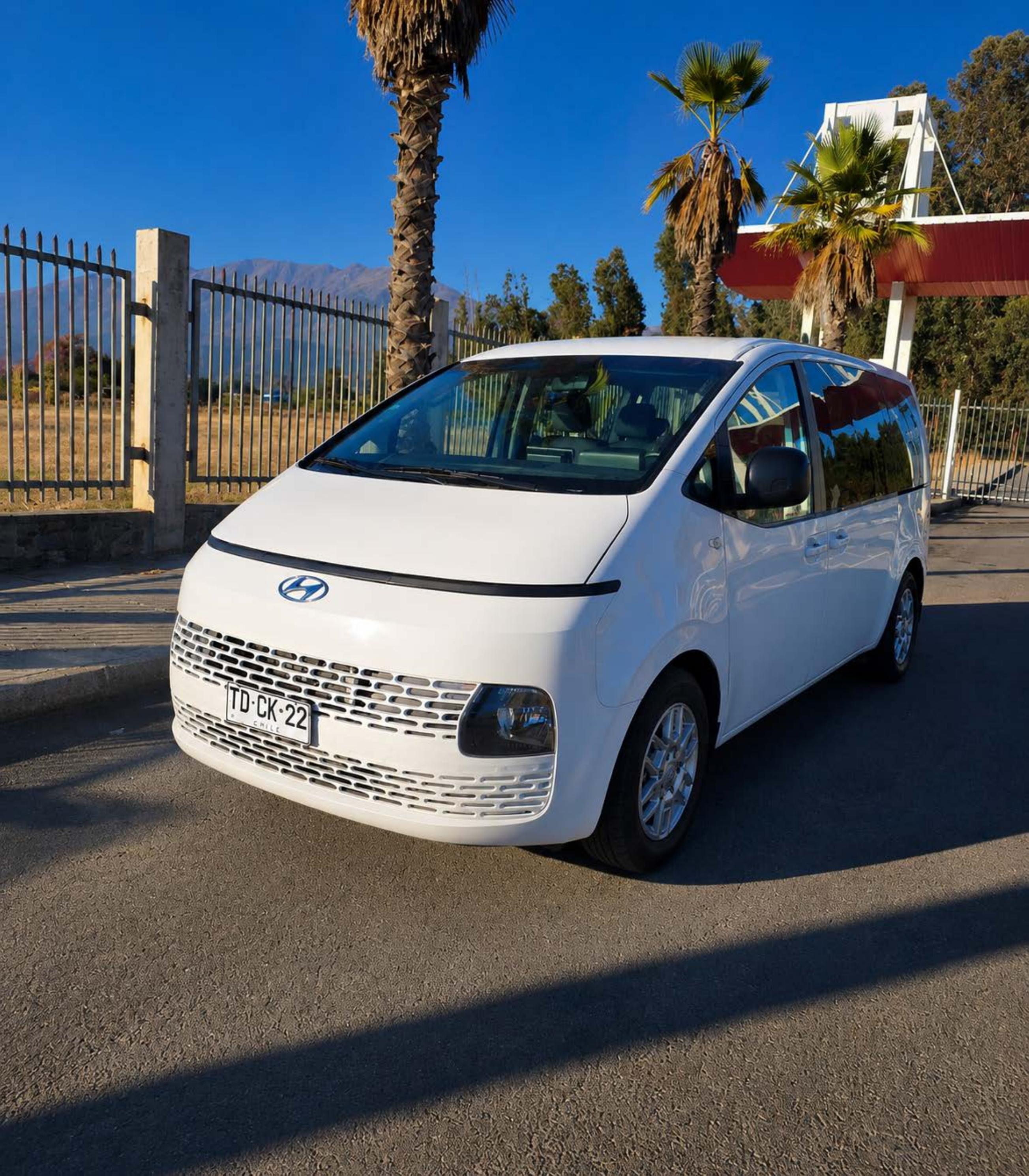 Hyundai Staria blanca de la flota DQC